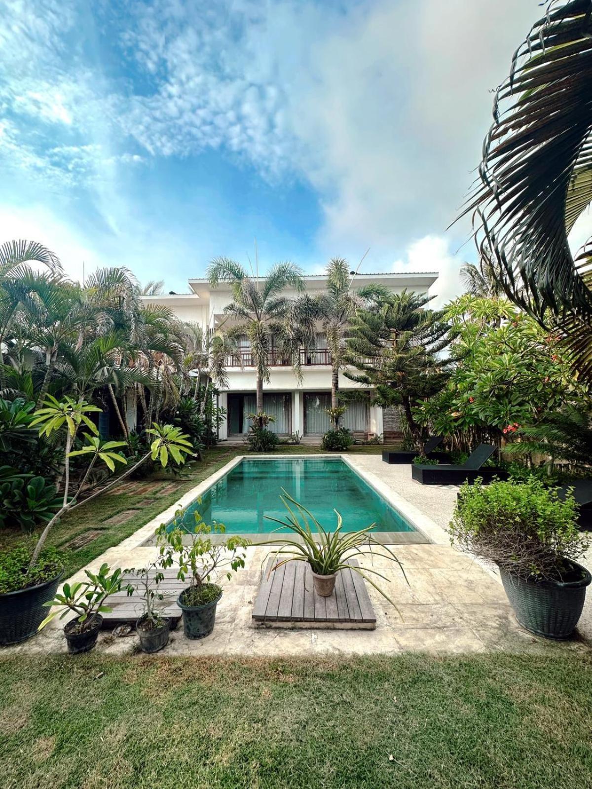 Hi5 Kuta Hotell Kuta  Exteriör bild