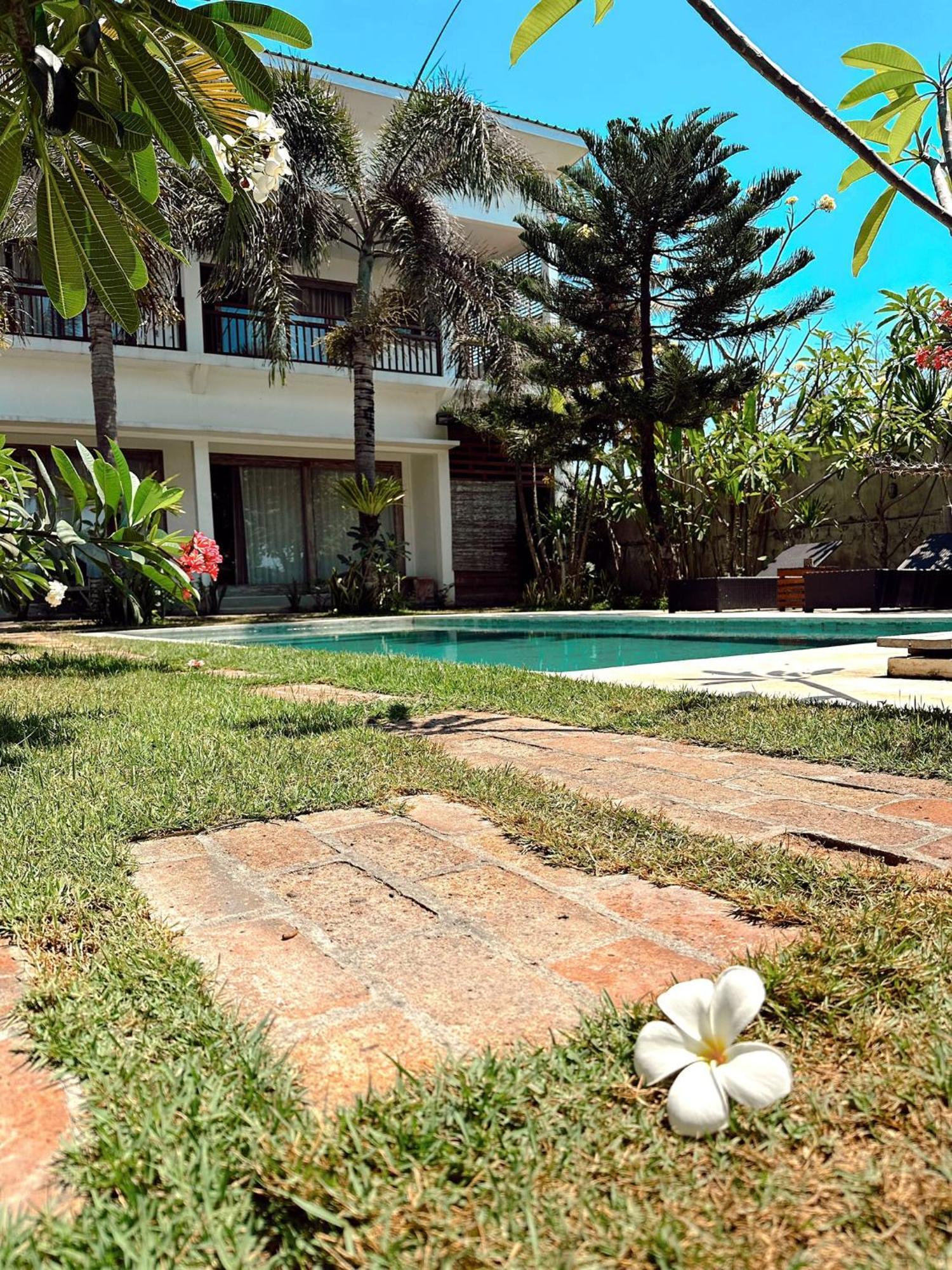 Hi5 Kuta Hotell Kuta  Exteriör bild